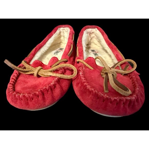 Minnetonka Women’s Size 6 Red Cally Slipper Red Fleece Slip On Moccasins - Picture 1 of 8
